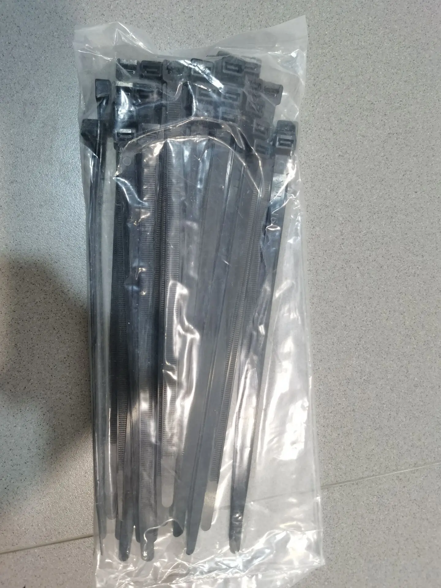 Cable tie/Tie Belt/Lock Belt,270 mm length /10 mm width,50 pieces/bag,Blck Color,Minimum binding force: 550N,
Cable tie/Tie Belt/Lock Belt,270 mm length /10 mm width,50 pieces/bag,Blck Color,Minimum binding force: 550N,