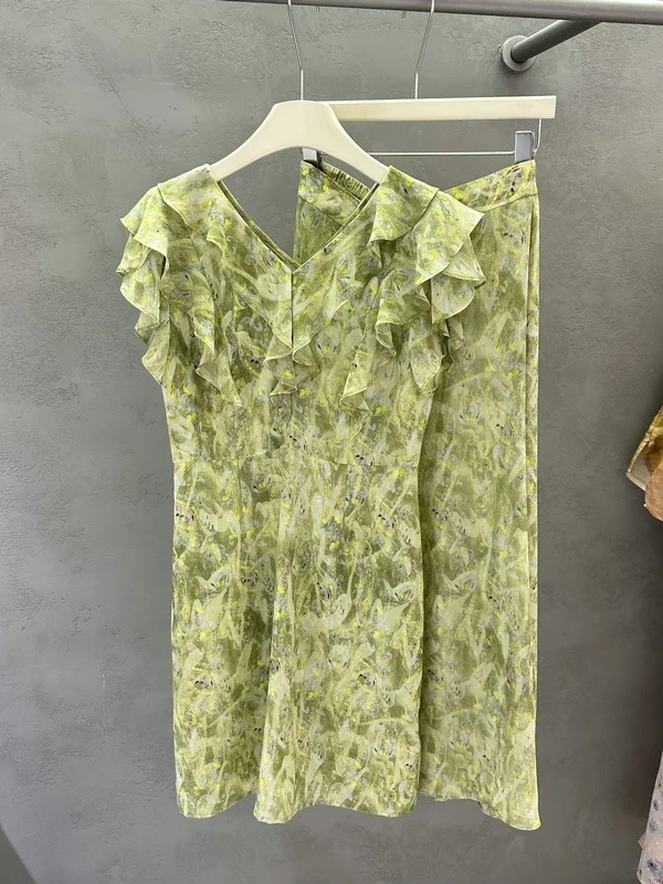 Romantic Floral Two-Piece Dress Set Summer Versatile Wear Waist Seal Lace Skirt V-Neck Dress Women's Fashion Ensemble
Romantic Floral Two-Piece Dress Set Summer Versatile Wear Waist Seal Lace Skirt V-Neck Dress Women's Fashion Ensemble