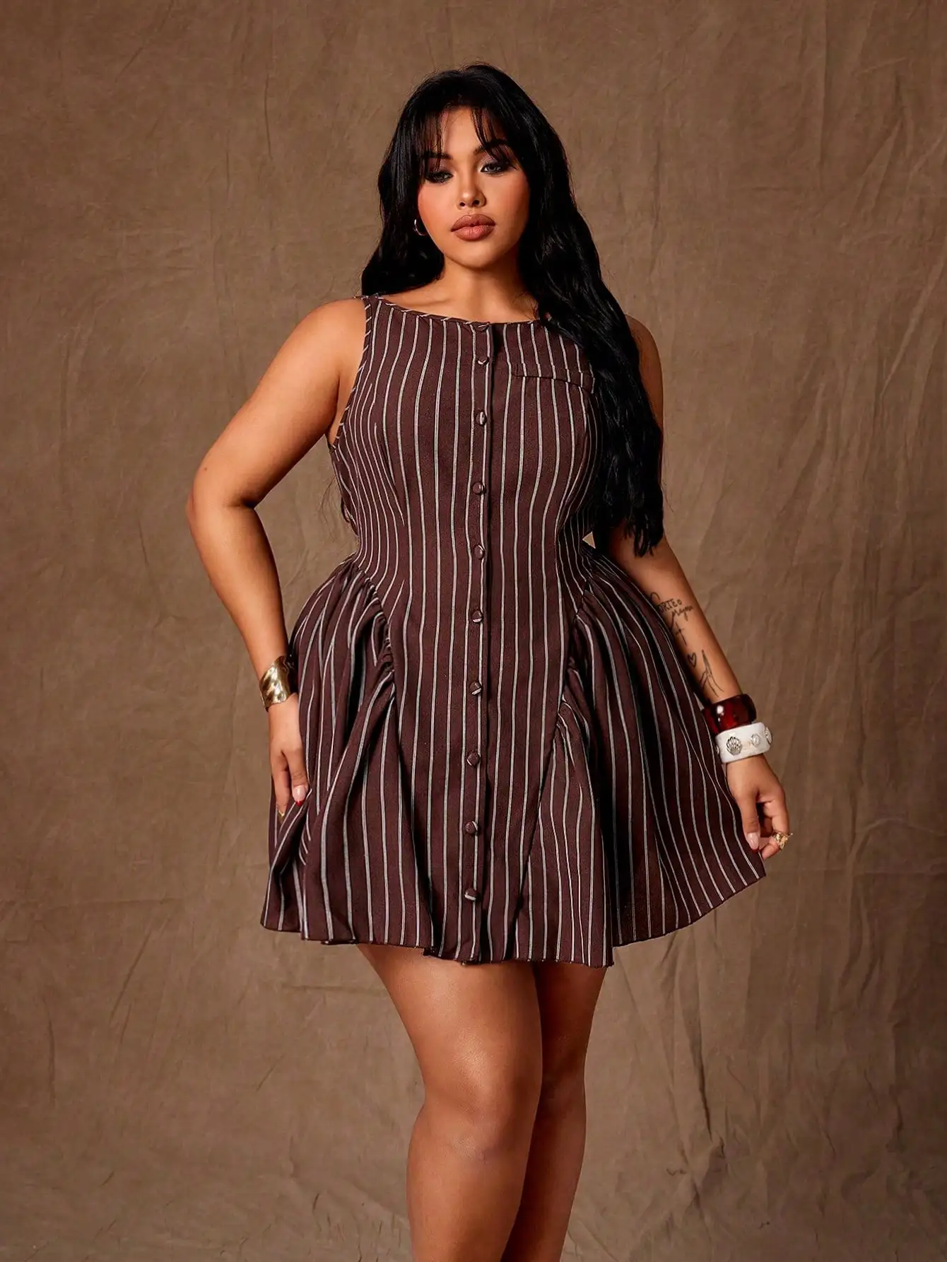 Коричневое полосатое мини-платье без рукавов с пуговицами спереди и рюшами по низу
Коричневое полосатое мини-платье без рукавов с пуговицами спереди и рюшами по низу