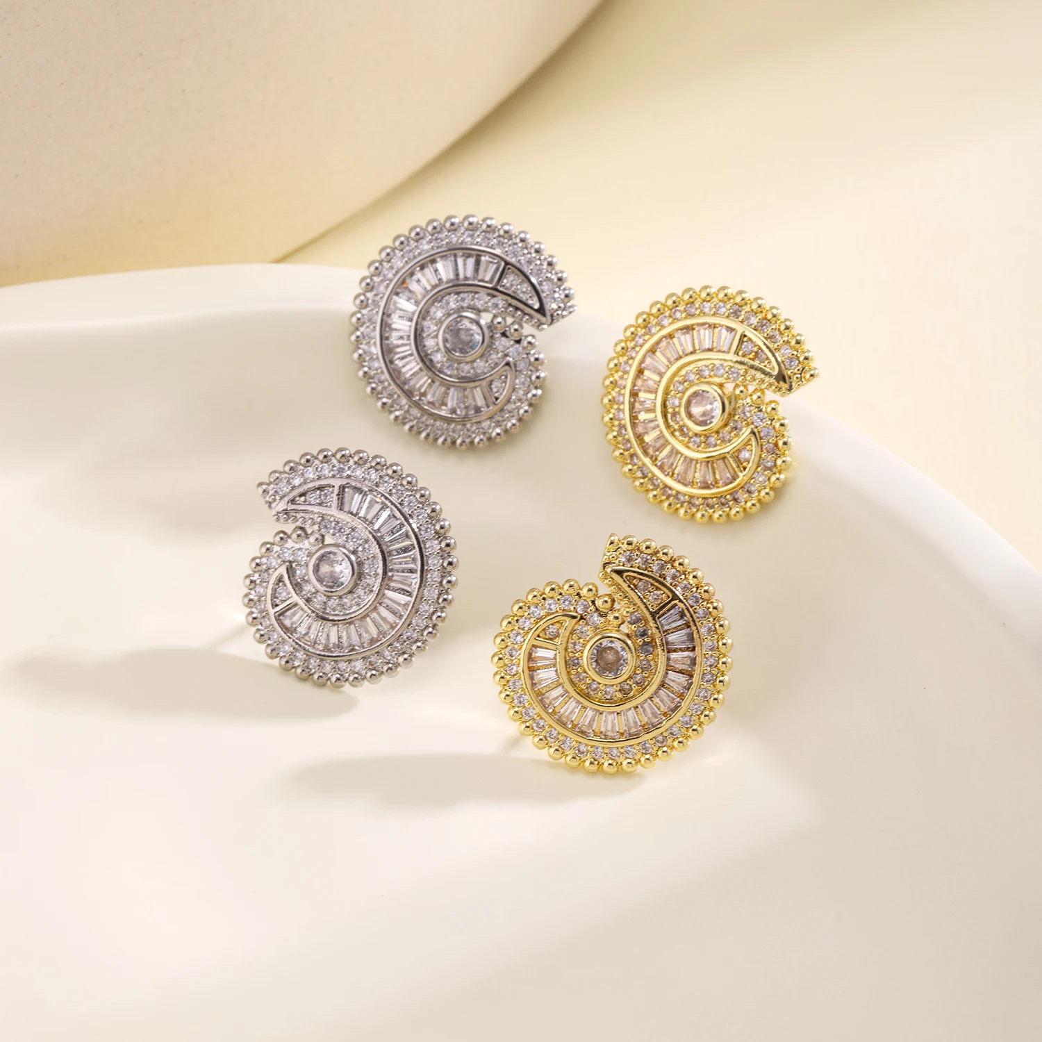 AIBEF New Design Snail Shape Stud Earrings Micro Pave Zircon Spiral Earrings Fashion Elegant Jewelry for Women Daily Party
AIBEF New Design Snail Shape Stud Earrings Micro Pave Zircon Spiral Earrings Fashion Elegant Jewelry for Women Daily Party