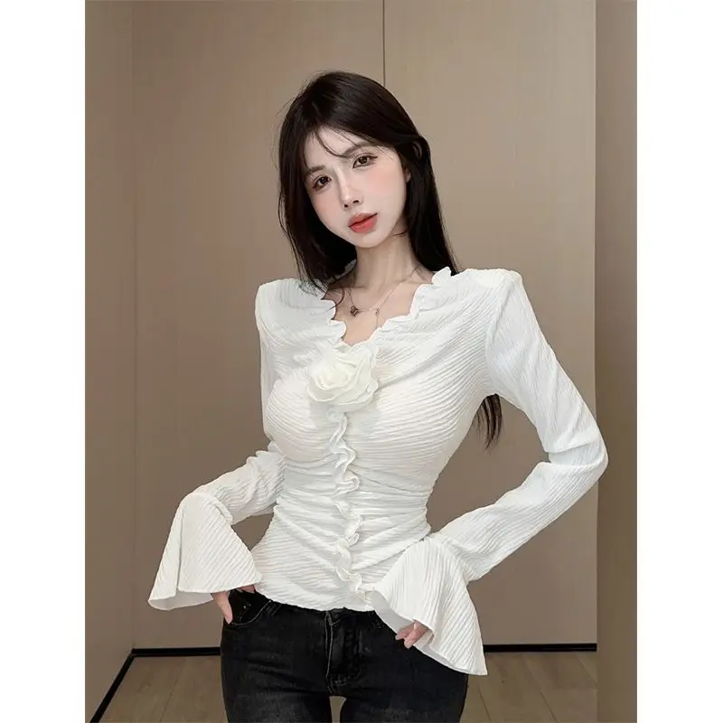 Gentle V-neck Long-sleeved T-shirt Female 2025 Autumn New Pleated Flower Sweater Trumpet Sleeve Bottoming Shirt All-match Top
Gentle V-neck Long-sleeved T-shirt Female 2025 Autumn New Pleated Flower Sweater Trumpet Sleeve Bottoming Shirt All-match Top