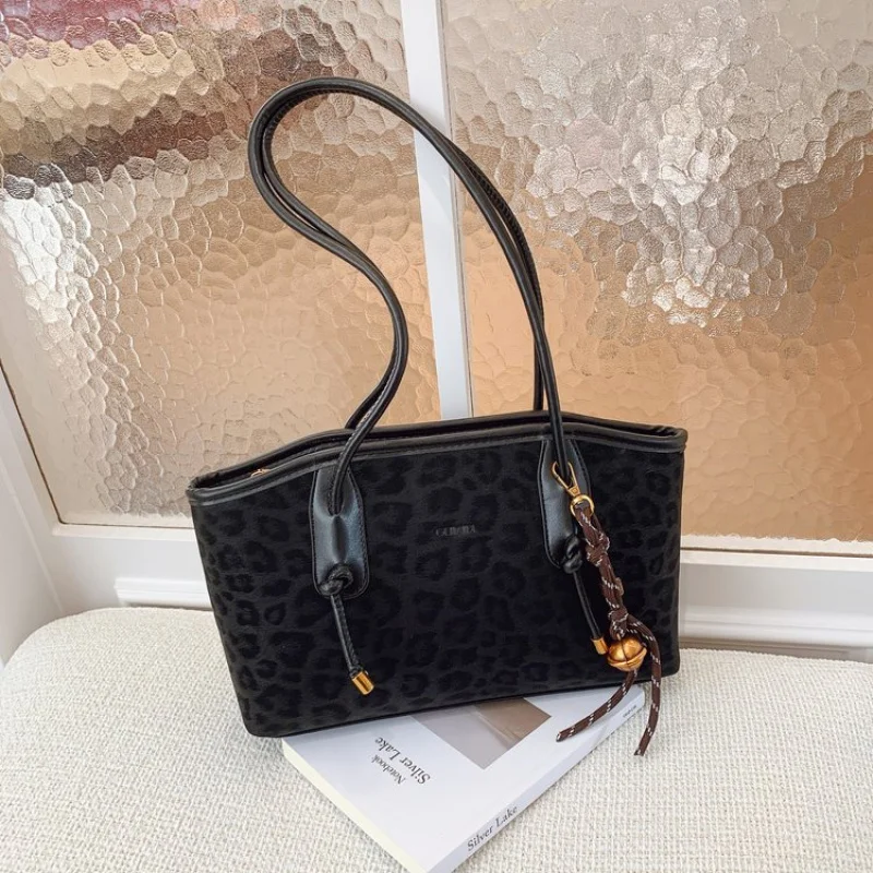 Best Superstar Show Large Capacity Tote Bag For Women Business With Crossbody Strap And Minimalist Elegant Look
Best Superstar Show Large Capacity Tote Bag For Women Business With Crossbody Strap And Minimalist Elegant Look