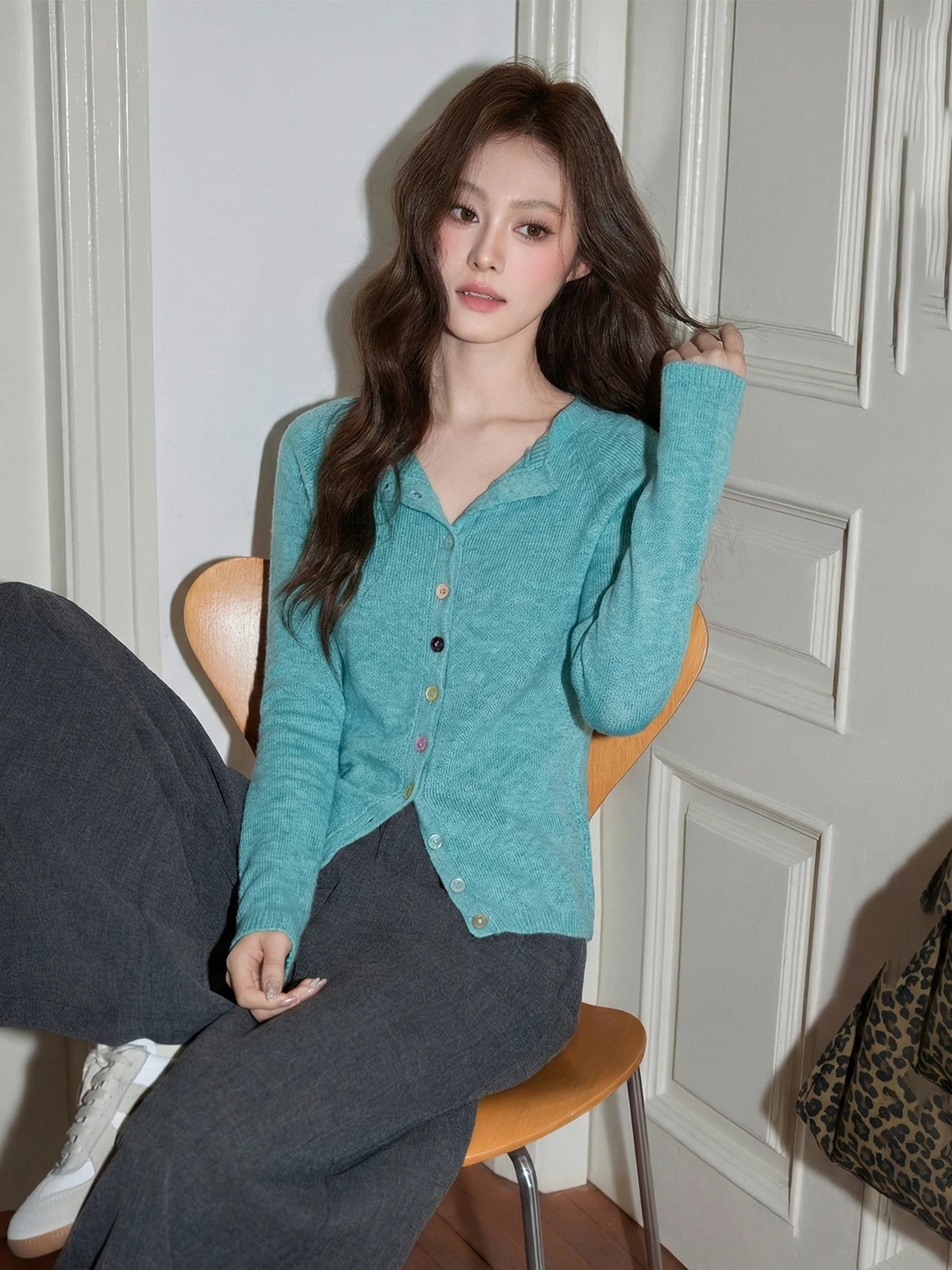 Slim Fit V-Ne Knitted Cardigan Women's Spring New Design Rainbow Button Korean Sle Long Sve Soft Knitwear Top
Slim Fit V-Ne Knitted Cardigan Women's Spring New Design Rainbow Button Korean Sle Long Sve Soft Knitwear Top