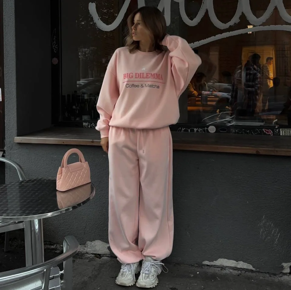 2026, весенний новый комплект с капюшоном и круглым вырезом с буквенным принтом для женщин, повседневный стиль, розовые прямые брюки, комплект из двух предметов
2026, весенний новый комплект с капюшоном и круглым вырезом с буквенным принтом для женщин, повседневный стиль, розовые прямые брюки, комплект из двух предметов