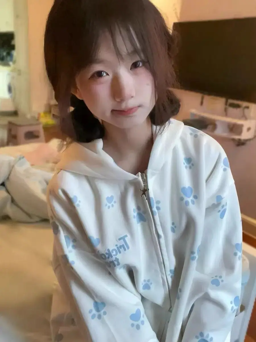 2025 Autumn New Casual All Match Zip Up Hoodie Women Japanese Sweet Girl Cute Core Cat Paw Aesthetic Loose Sweatshirt Y2k Top
2025 Autumn New Casual All Match Zip Up Hoodie Women Japanese Sweet Girl Cute Core Cat Paw Aesthetic Loose Sweatshirt Y2k Top