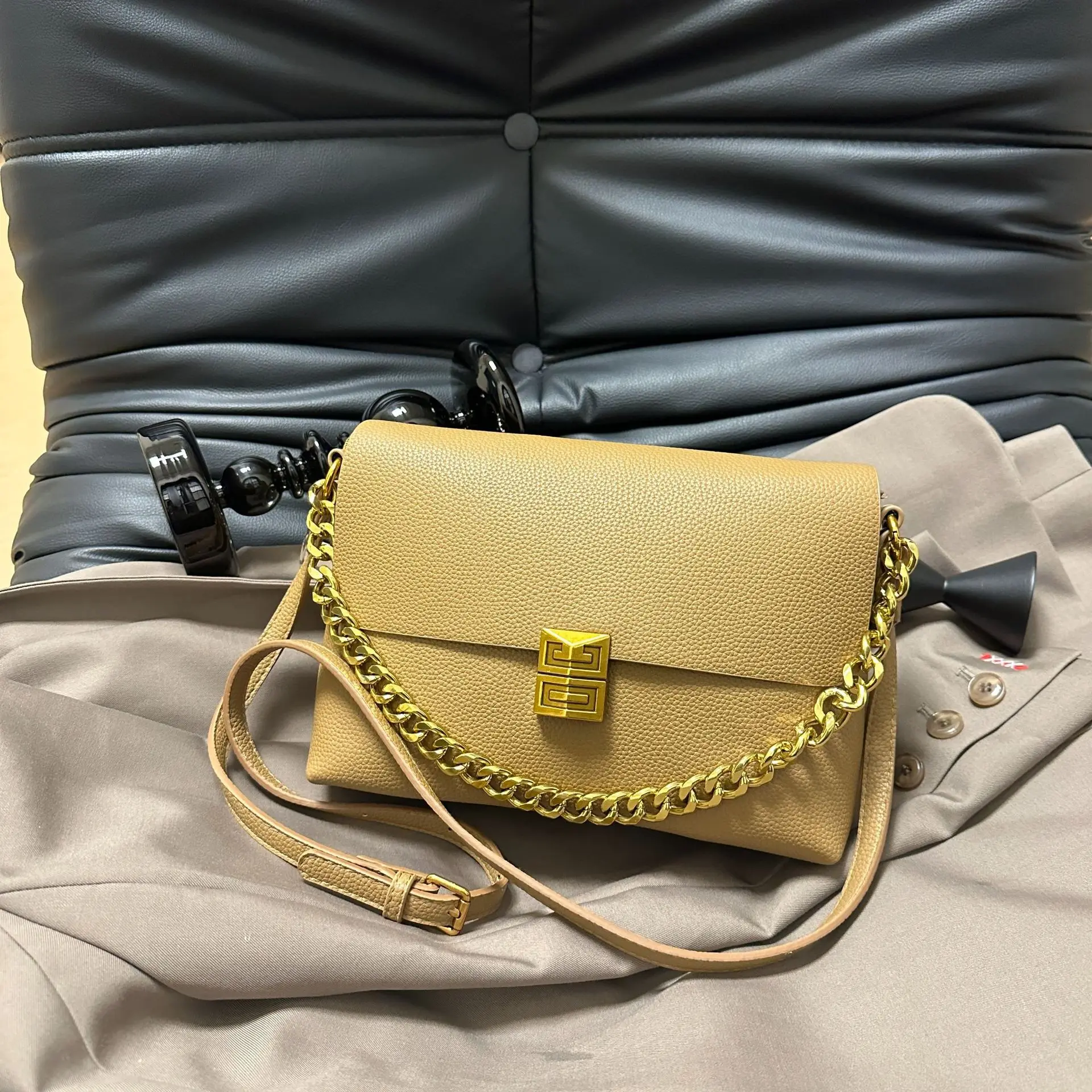 2025 New French Niche High-End Women's Bag - Textured Commuter (Underarm/Crossbody) Fashion Chain Shoulder Bag
2025 New French Niche High-End Women's Bag - Textured Commuter (Underarm/Crossbody) Fashion Chain Shoulder Bag