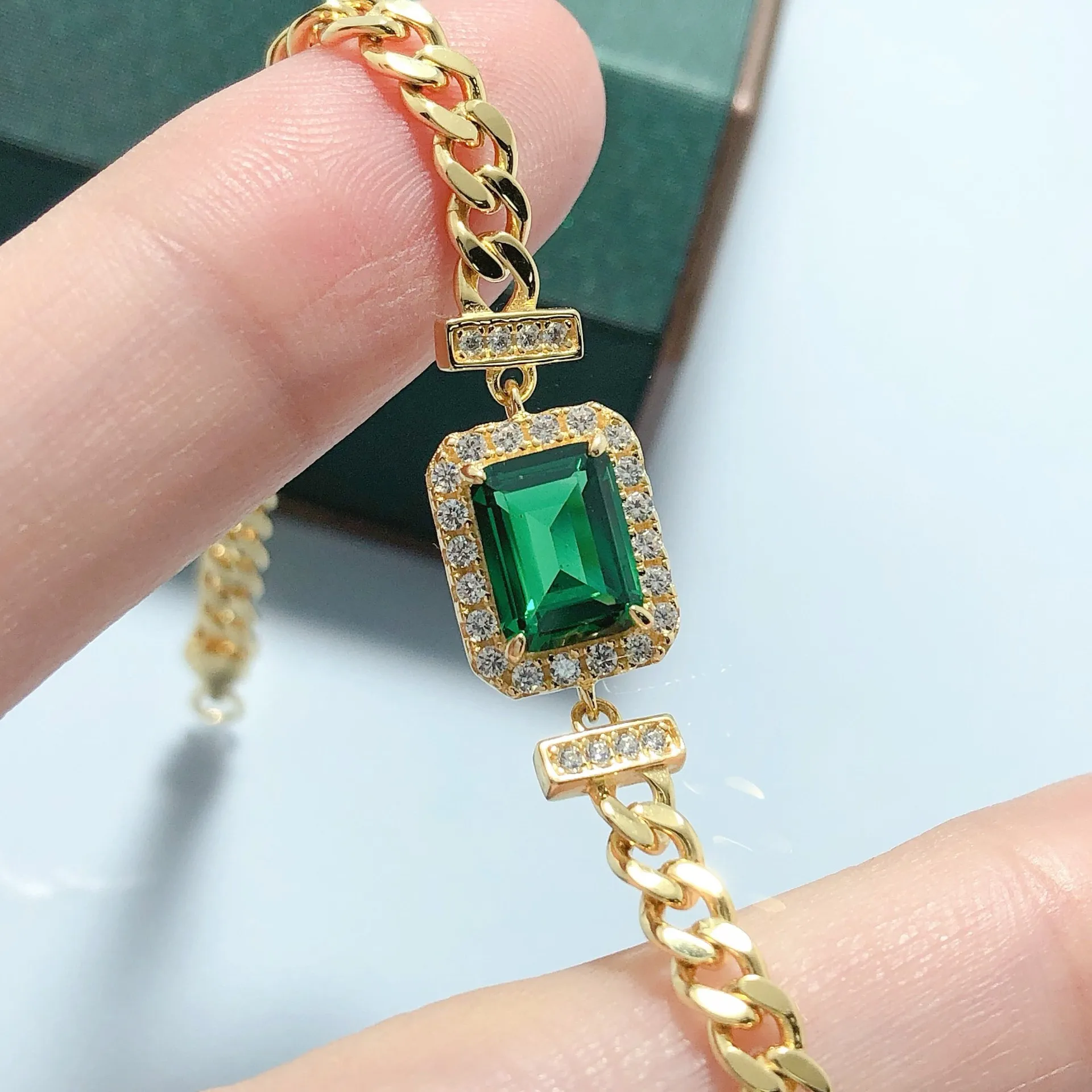 Platinum PT950 square niche luxury casual accessory, European retro emerald bracelet for women
Platinum PT950 square niche luxury casual accessory, European retro emerald bracelet for women