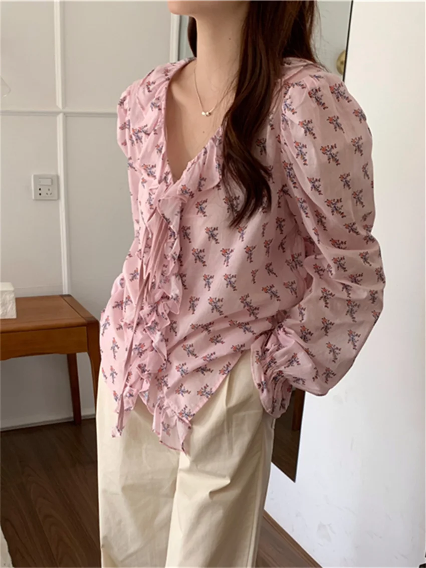 PLAMTEE Chic Retro Elegant Ruffles Shirts Women Flowers Casual Office Lady Sunscreen V-Neck Autumn Flare Sleeve High Street
PLAMTEE Chic Retro Elegant Ruffles Shirts Women Flowers Casual Office Lady Sunscreen V-Neck Autumn Flare Sleeve High Street