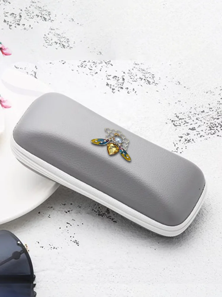 Artistic & Fresh Design Eyewear Bags & Sunglasses Bags Box - Diamond-Set Initial Decor Yellow Gold
Artistic & Fresh Design Eyewear Bags & Sunglasses Bags Box - Diamond-Set Initial Decor Yellow Gold
