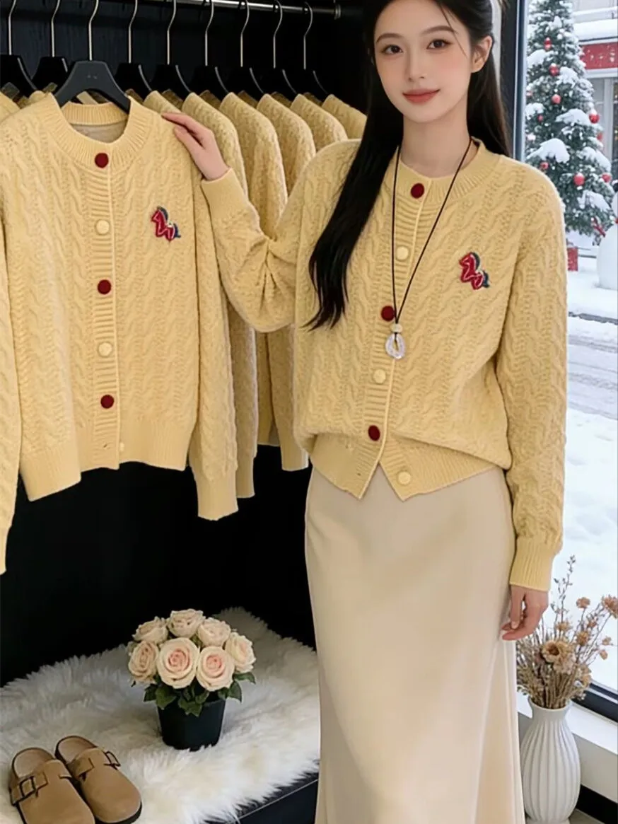 Женский вязаный кардиган с круглым вырезом, на одной пуговице, мягкий, теплый, длинный, желтый, с узором «косичка», повседневный, в корейском стиле
Женский вязаный кардиган с круглым вырезом, на одной пуговице, мягкий, теплый, длинный, желтый, с узором «косичка», повседневный, в корейском стиле