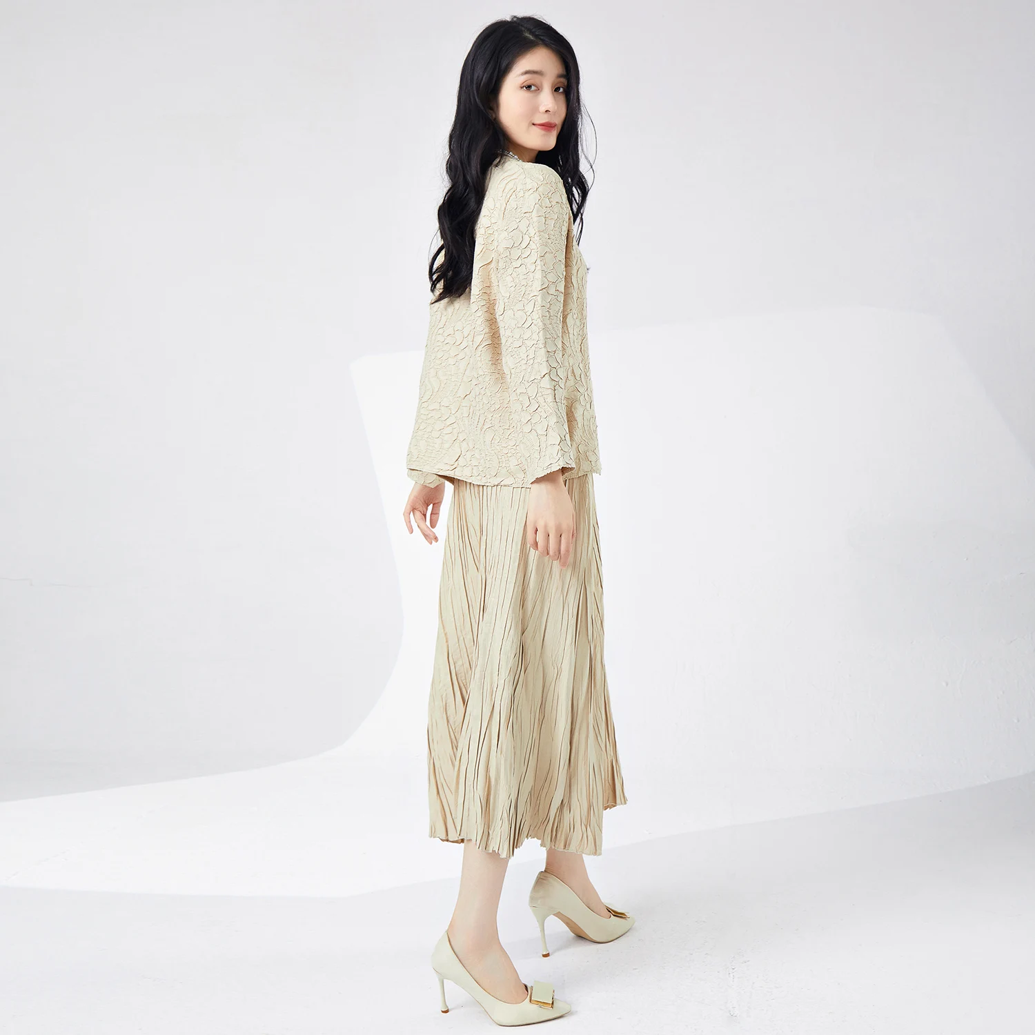 Summer pleated women's suit elastic large size design cardigan top and skirt two-piece set
Summer pleated women's suit elastic large size design cardigan top and skirt two-piece set