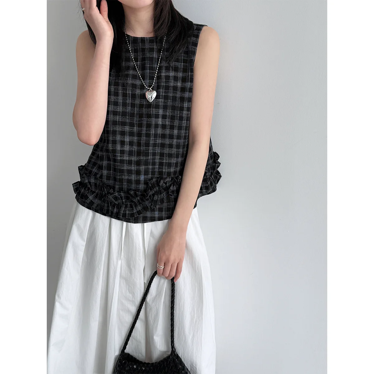 Korean Version Fresh Sleeveless Shirt Women's Summer New Style Plaid Fungus Edge Vest Versatile Small Shirt Top
Korean Version Fresh Sleeveless Shirt Women's Summer New Style Plaid Fungus Edge Vest Versatile Small Shirt Top