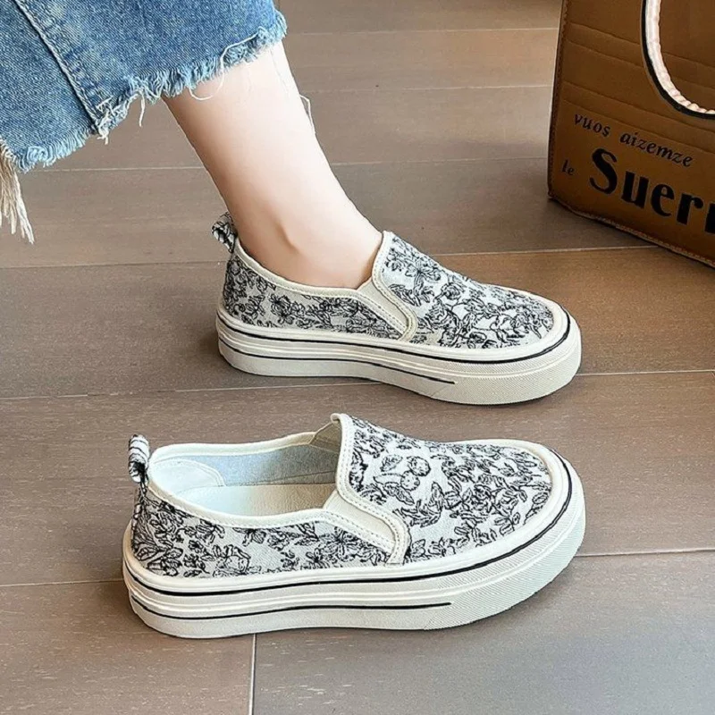 Classic Canvas Shoes Women's Summer Breathable Versatile 2025 New Korean Emboridery Harajuku Style Casual White Sneakers
Classic Canvas Shoes Women's Summer Breathable Versatile 2025 New Korean Emboridery Harajuku Style Casual White Sneakers
