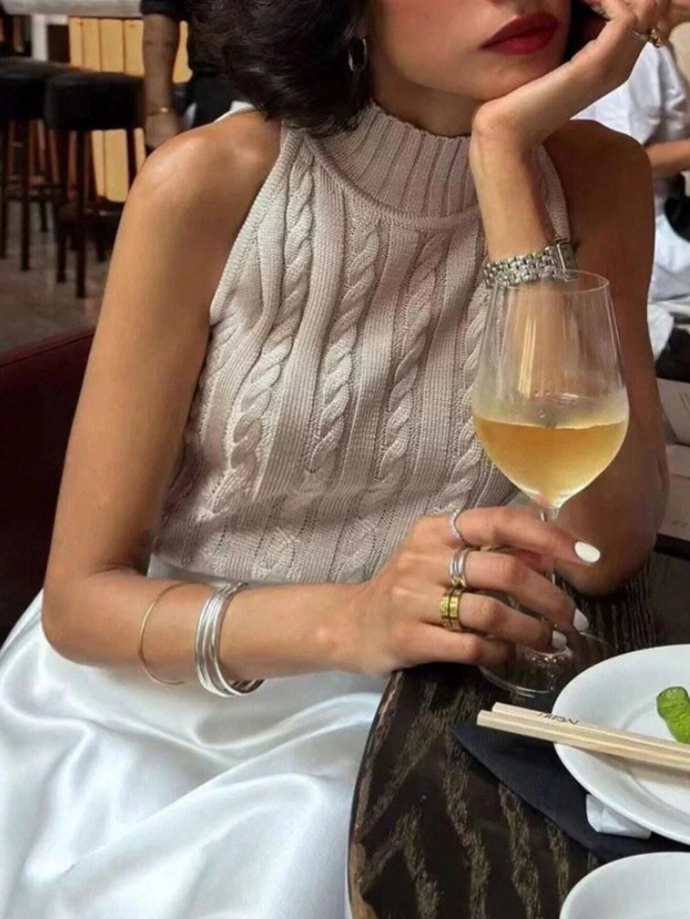 Женская водолазка без рукавов с лямкой на шее, вязаная вязаная майка без рукавов, элегантный повседневный летний жилет
Женская водолазка без рукавов с лямкой на шее, вязаная вязаная майка без рукавов, элегантный повседневный летний жилет