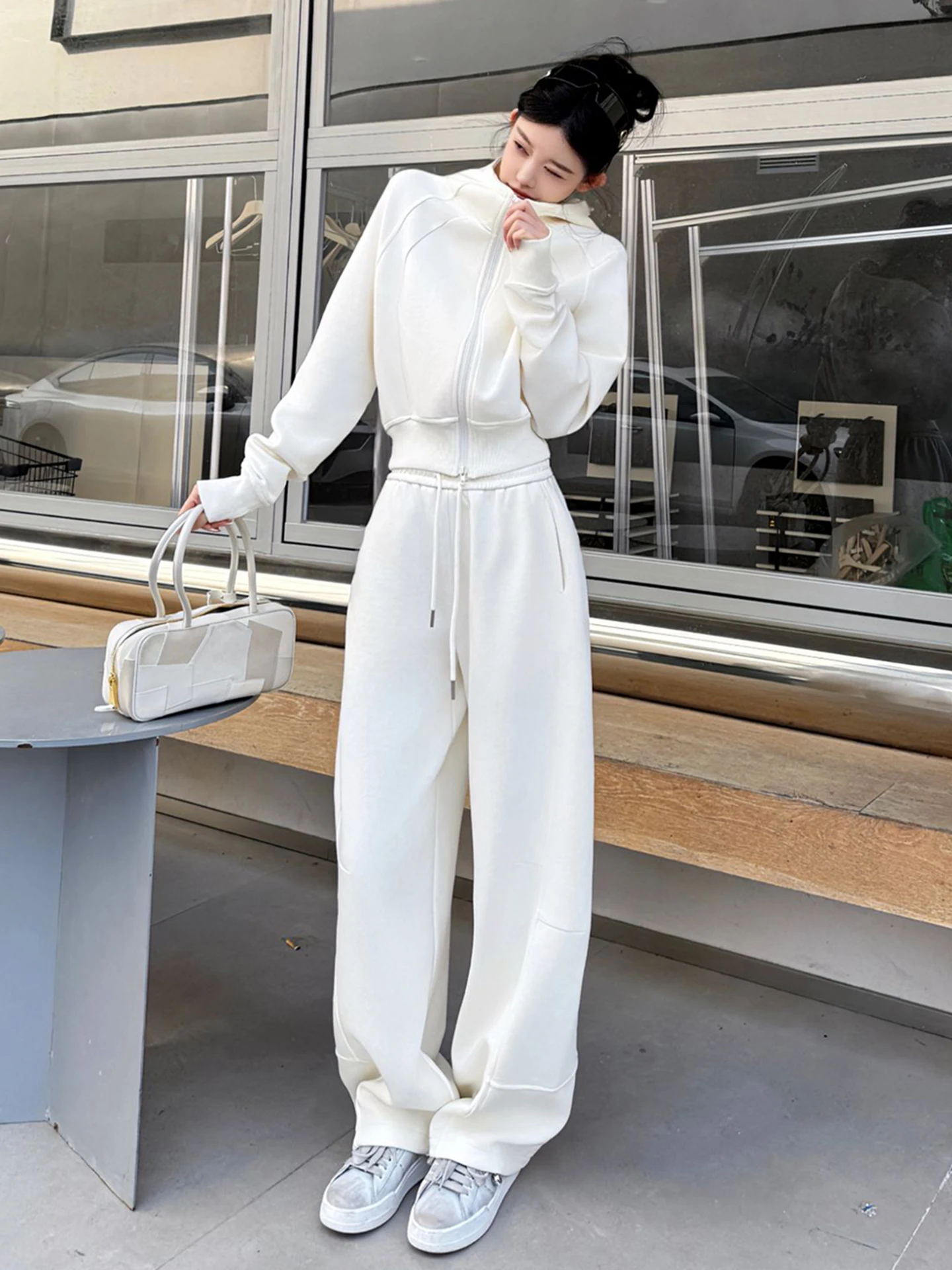 Fashionable Casual Sportswear Set Women's Anti-Aging Korean Style Outerwear Top Wide Leg Pants Two-Piece Set Elegant Simple
Fashionable Casual Sportswear Set Women's Anti-Aging Korean Style Outerwear Top Wide Leg Pants Two-Piece Set Elegant Simple