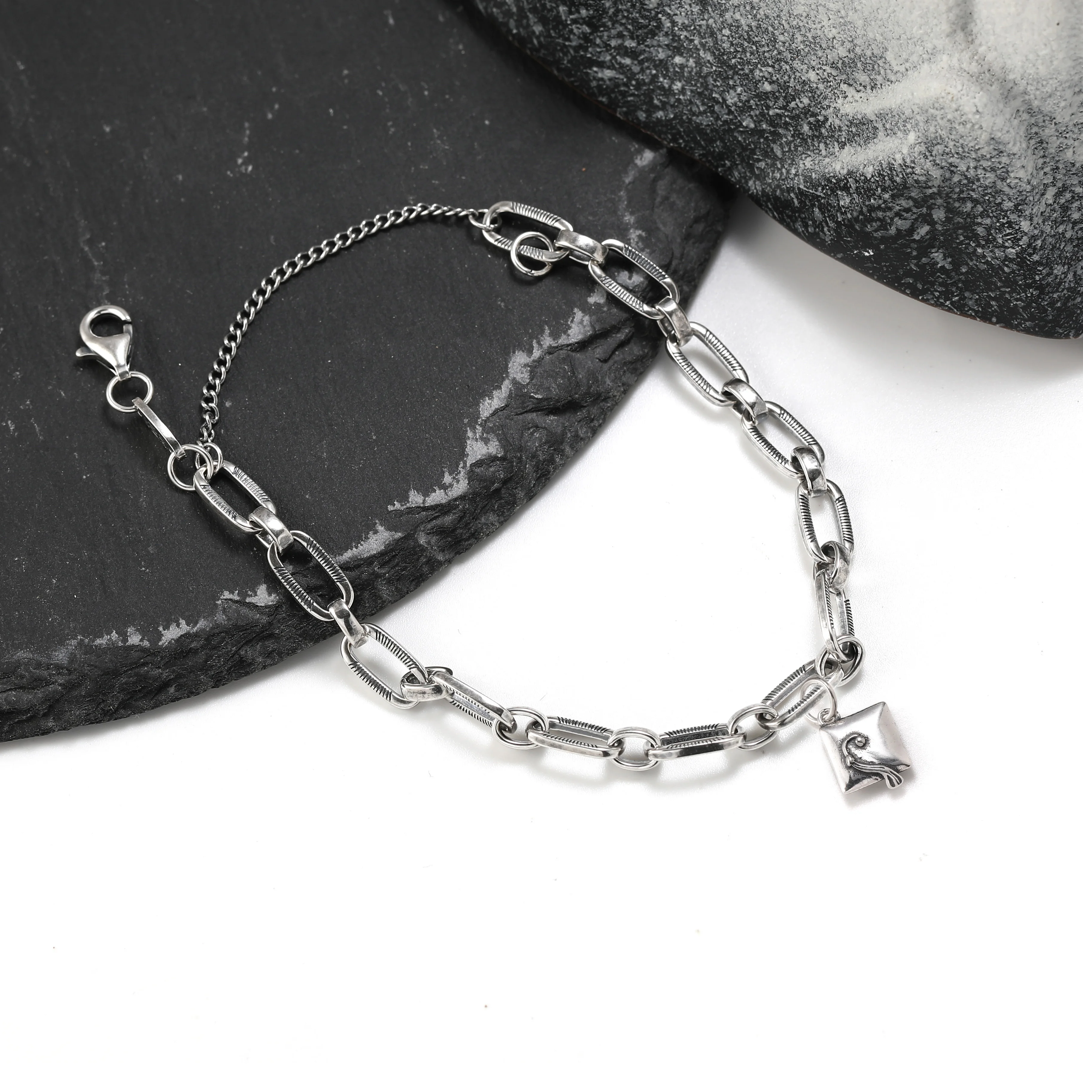 Authentic 925 sterling silver James Avery Ornate Links Charm Bracelet with mortarboard pendant
Authentic 925 sterling silver James Avery Ornate Links Charm Bracelet with mortarboard pendant