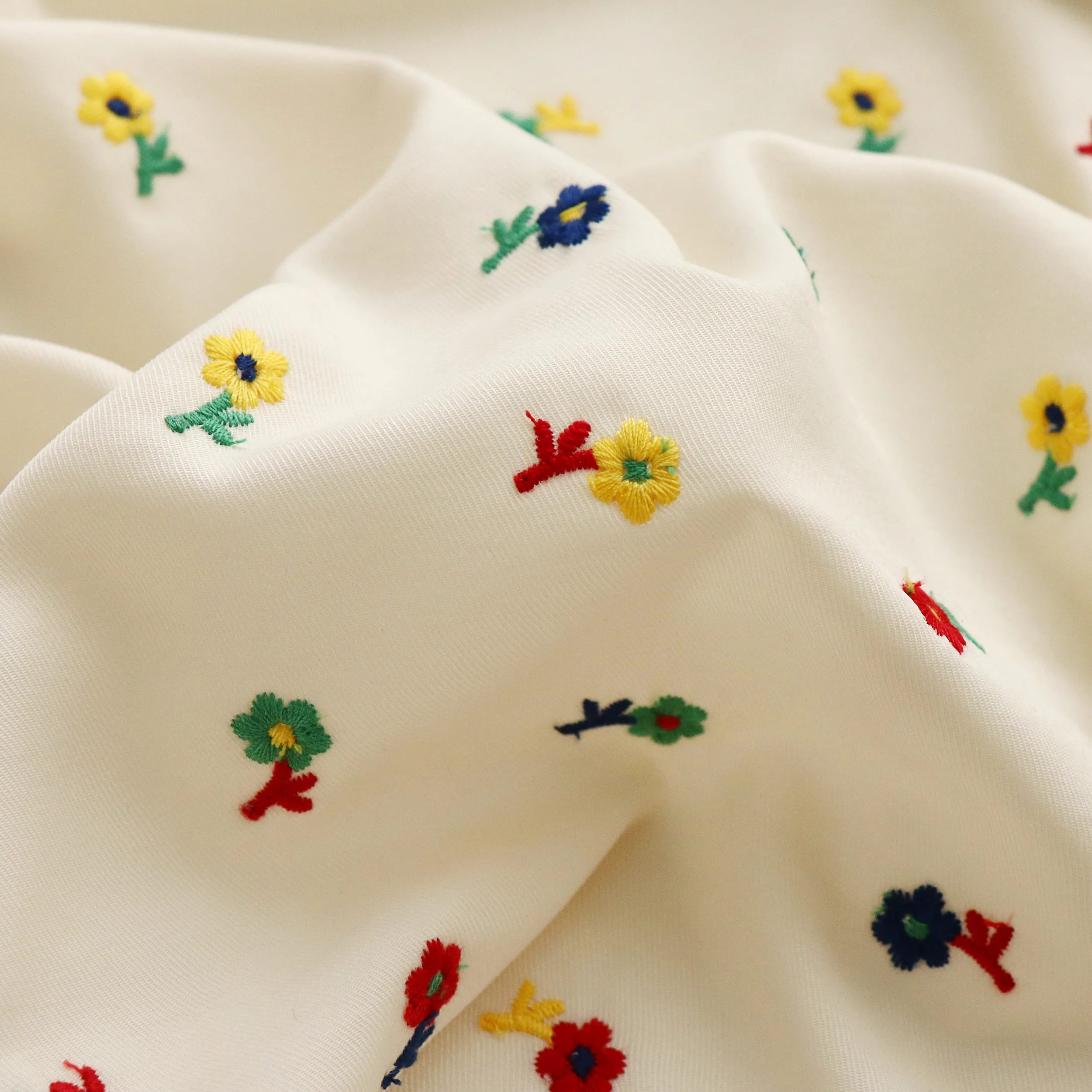 High quality Beige polyester twill telas Fresh small floral embroidery tissus Women's dress small suit cheongsam fabric
High quality Beige polyester twill telas Fresh small floral embroidery tissus Women's dress small suit cheongsam fabric