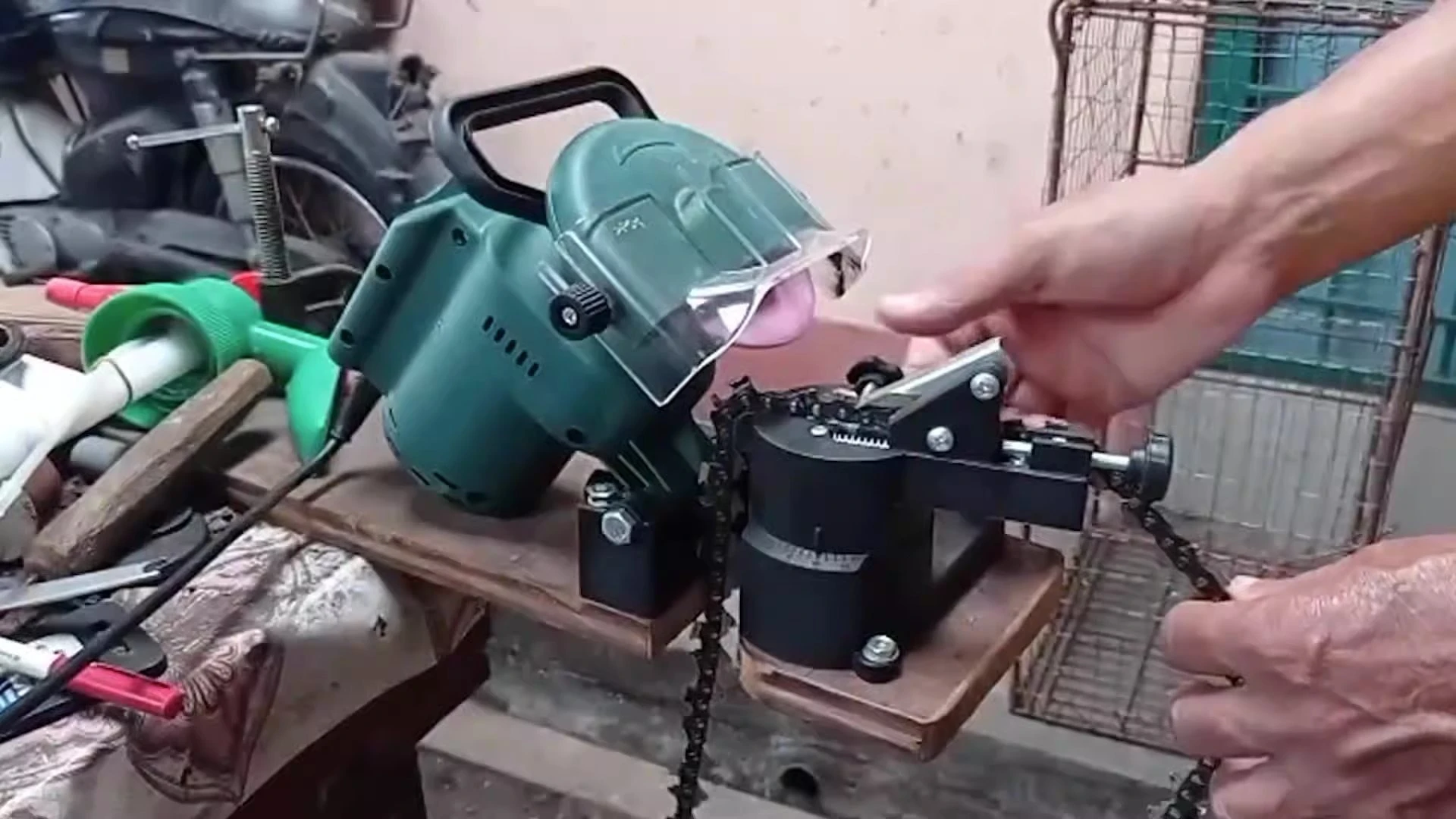 220W Portable Electric Chainsaw Sharpener Angle Adjustable 8500RPM Chain Saw Sharpening Machine for Grinding Chains
220W Portable Electric Chainsaw Sharpener Angle Adjustable 8500RPM Chain Saw Sharpening Machine for Grinding Chains
