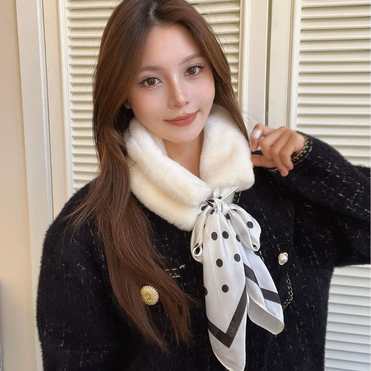 New scarf for women in winter, versatile warm polka dot plush cross neck fur collar small scarf
New scarf for women in winter, versatile warm polka dot plush cross neck fur collar small scarf
