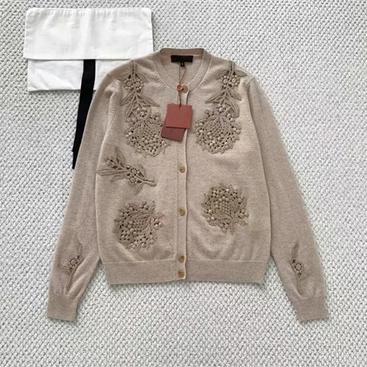 Индивидуальная европейская и американская женская одежда на зиму 2025 года. Кашемировый вязаный свитер с длинными рукавами и длинными рукавами. Кардиган.
Индивидуальная европейская и американская женская одежда на зиму 2025 года. Кашемировый вязаный свитер с длинными рукавами и длинными рукавами. Кардиган.