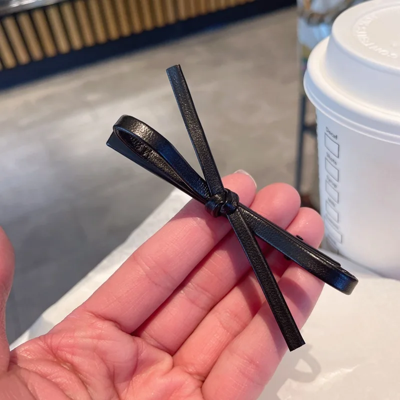 Заколка для волос с бантом из искусственной кожи, модный дизайн, заколка для волос в стиле Лолиты для девочек, индивидуальная заколка для волос в Корейском стиле, заколка для волос, аксессуары для прически
Заколка для волос с бантом из искусственной кожи, модный дизайн, заколка для волос в стиле Лолиты для девочек, индивидуальная заколка для волос в Корейском стиле, заколка для волос, аксессуары для прически