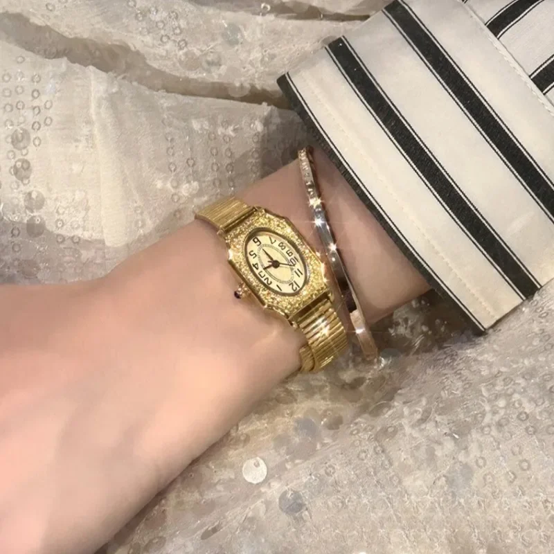 Роскошные подарки, женские часы известного бренда, маленький циферблат, золотой ремешок из нержавеющей стали, кварцевые наручные часы, женские подарки
Роскошные подарки, женские часы известного бренда, маленький циферблат, золотой ремешок из нержавеющей стали, кварцевые наручные часы, женские подарки