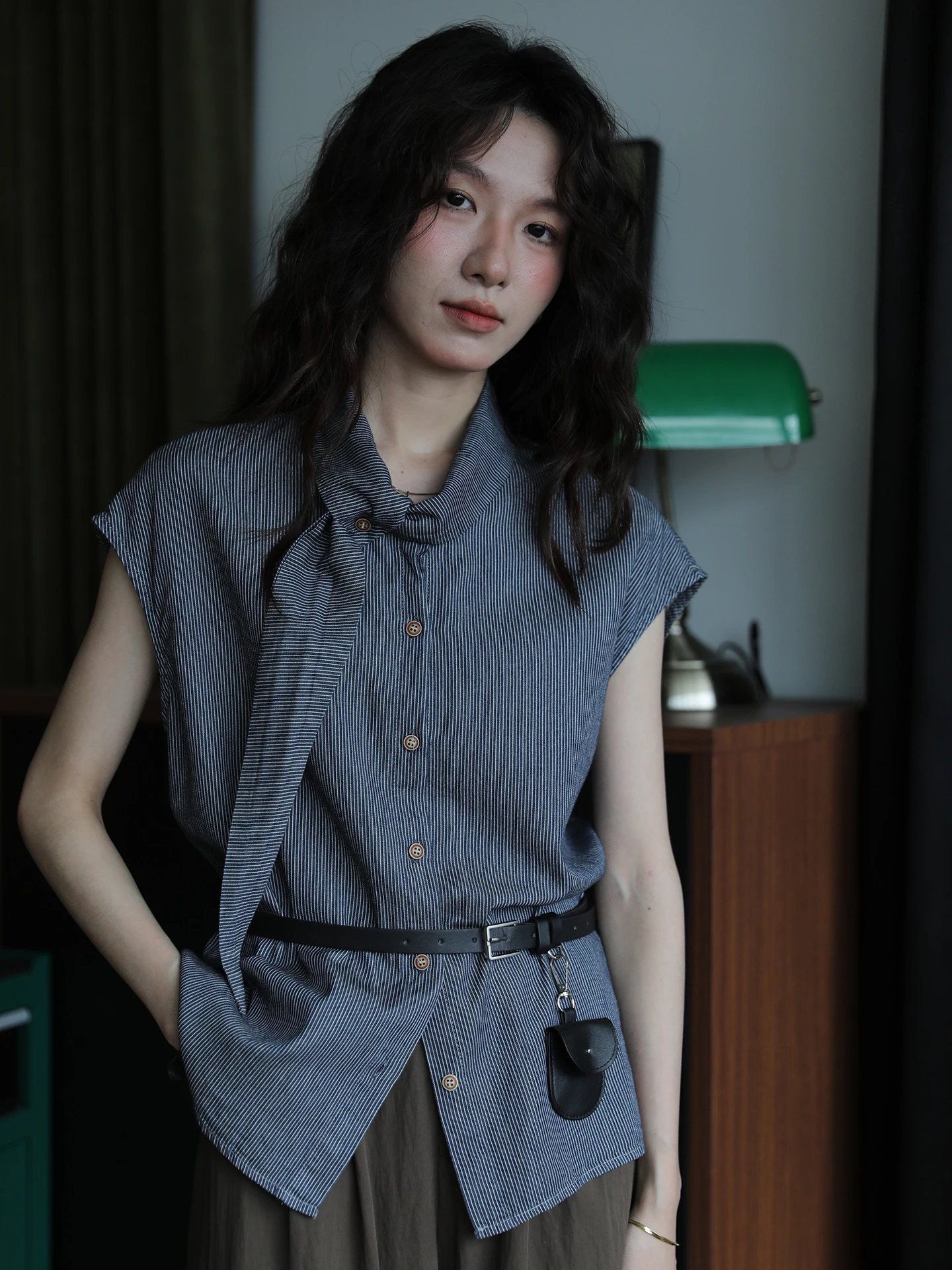 Новый летний женский свободный хлопковый топ с узлом в полоску, универсальный дизайн с поясом, винтажный тонкий материал
Новый летний женский свободный хлопковый топ с узлом в полоску, универсальный дизайн с поясом, винтажный тонкий материал