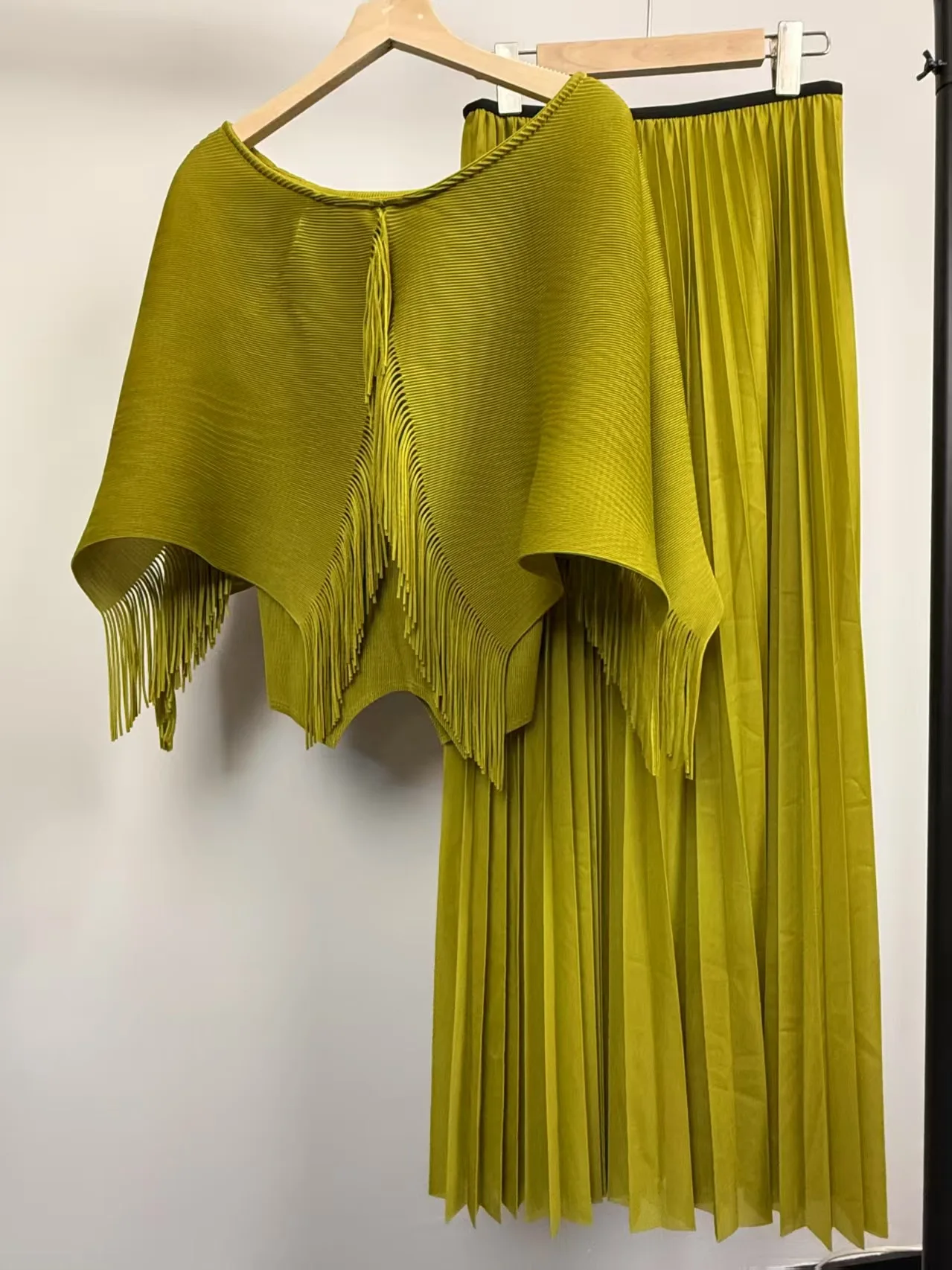 Miyake's New Pleated Suit Dress Cape Tassel High-end Design Sense Two-piece Sets Pleated Dress
Miyake's New Pleated Suit Dress Cape Tassel High-end Design Sense Two-piece Sets Pleated Dress