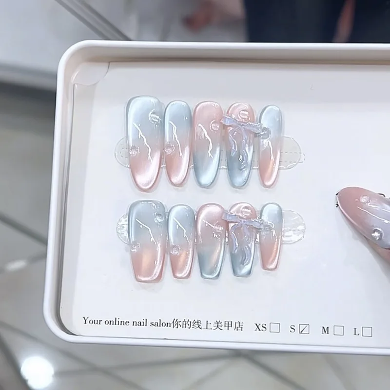 Накладные ногти ручной работы Press on 3d Bow Tie Fake Nail Cat Eye Simple Press on Nails Весна Лето липкие ногти с коробкой и инструментами
Накладные ногти ручной работы Press on 3d Bow Tie Fake Nail Cat Eye Simple Press on Nails Весна Лето липкие ногти с коробкой и инструментами