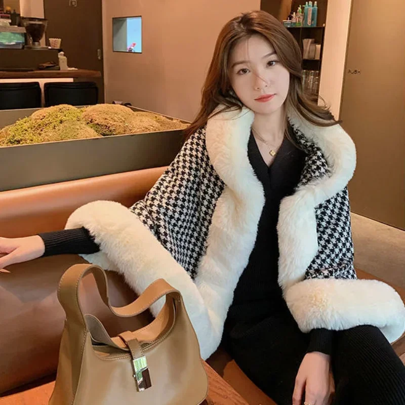 Elegant Women Winter Coats Batwing Fluffy Sleeve Cape Jacket Lady Woolen Overcoat Cape Fox Fur Collar Warm Ponchos Feminino Q424
Elegant Women Winter Coats Batwing Fluffy Sleeve Cape Jacket Lady Woolen Overcoat Cape Fox Fur Collar Warm Ponchos Feminino Q424