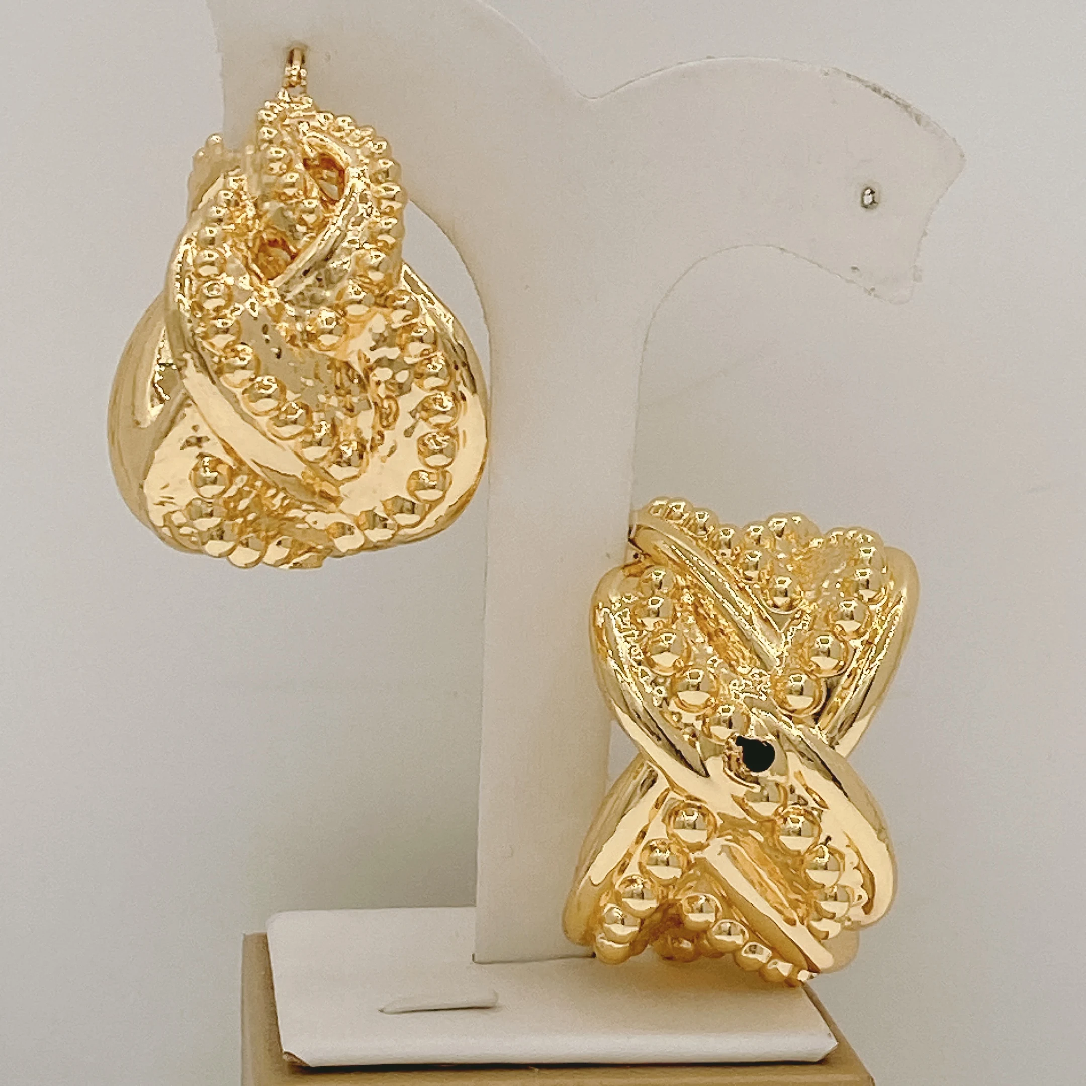 Новейшие большие женские серьги с пирсингом, гальванические золотые медные серьги из сплава, большие серьги для повседневной вечеринки, бесплатная доставка
Новейшие большие женские серьги с пирсингом, гальванические золотые медные серьги из сплава, большие серьги для повседневной вечеринки, бесплатная доставка