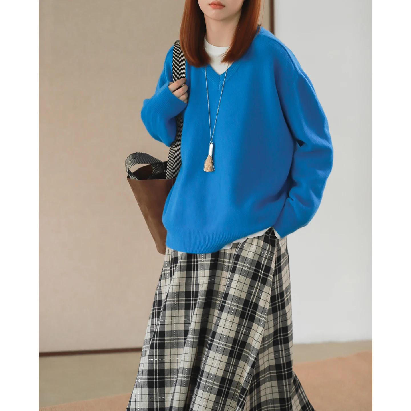 Женский вязаный свитер Phil Dan: повседневный, свободный, синий, с V-образным вырезом, базовый, для многослойных образов, осенне-зимний, теплый, с длинными рукавами, комфортный, модный
Женский вязаный свитер Phil Dan: повседневный, свободный, синий, с V-образным вырезом, базовый, для многослойных образов, осенне-зимний, теплый, с длинными рукавами, комфортный, модный