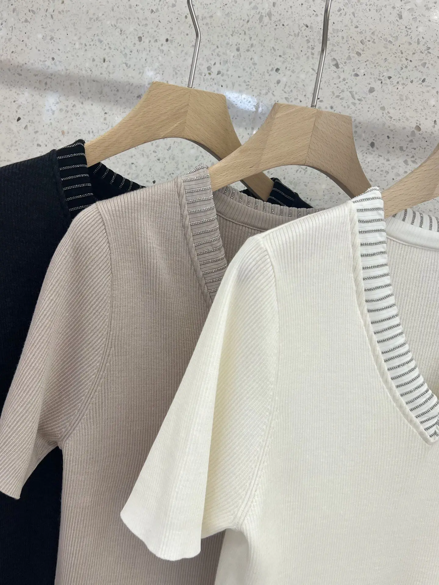 2026 Spring/Summer New High-Quality Women's V-Neck Silk Wool Short-Sleeve Knit Top - Stylish and Versatile
2026 Spring/Summer New High-Quality Women's V-Neck Silk Wool Short-Sleeve Knit Top - Stylish and Versatile