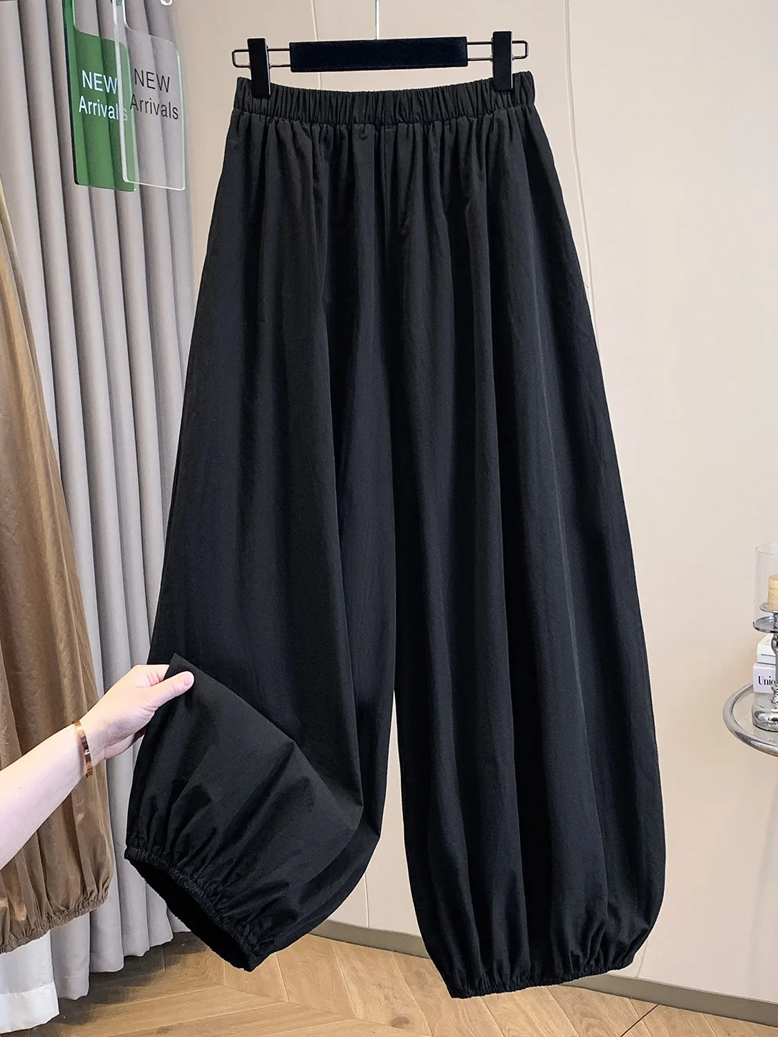 Black Wide Leg Elastic Waist Casual Pants Women's Loose Lazy Lantern Design Long Pants Spring Season Comfortable Cotton Material
Black Wide Leg Elastic Waist Casual Pants Women's Loose Lazy Lantern Design Long Pants Spring Season Comfortable Cotton Material