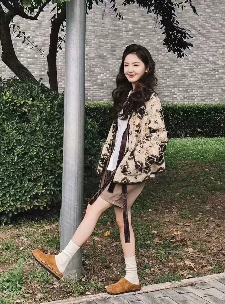 Retro Floral Embroidery Lamb Fur Jacket Women's V-neck Coat Korean Style Long Sleeve Loose Fit Commute Fashion Winter 2026
Retro Floral Embroidery Lamb Fur Jacket Women's V-neck Coat Korean Style Long Sleeve Loose Fit Commute Fashion Winter 2026