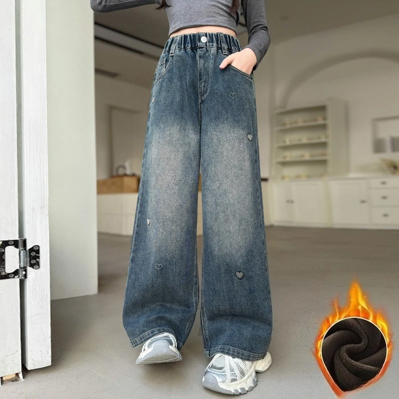 Флисовые джинсы для школьниц-подростков, зимние широкие брюки с вышивкой в виде сердца, повседневные свободные универсальные джинсовые брюки для детей 10-12 лет
Флисовые джинсы для школьниц-подростков, зимние широкие брюки с вышивкой в виде сердца, повседневные свободные универсальные джинсовые брюки для детей 10-12 лет