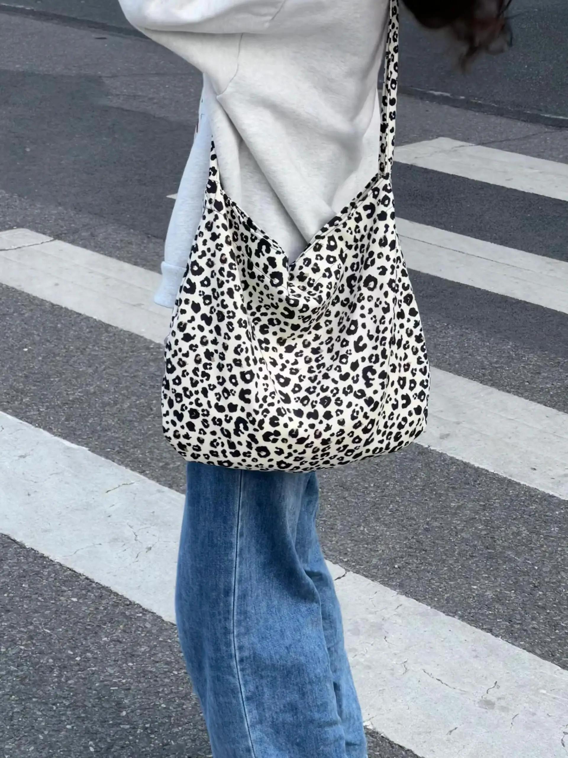 Miyagawa Ins Leopard Print Canvas Bag Wcasual Style Versatile Shoulder Large Capacity Lightweight Travel Bags
Miyagawa Ins Leopard Print Canvas Bag Wcasual Style Versatile Shoulder Large Capacity Lightweight Travel Bags