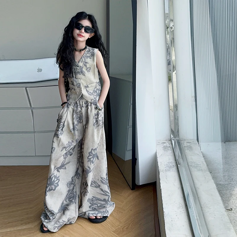 Summer Teenage Girls 2PCS Clothing Sets V-Neck Vest + Wide Leg Pants Fashion Print Cool Suit Streetwear Kids Vintage Tracksuits
Summer Teenage Girls 2PCS Clothing Sets V-Neck Vest + Wide Leg Pants Fashion Print Cool Suit Streetwear Kids Vintage Tracksuits