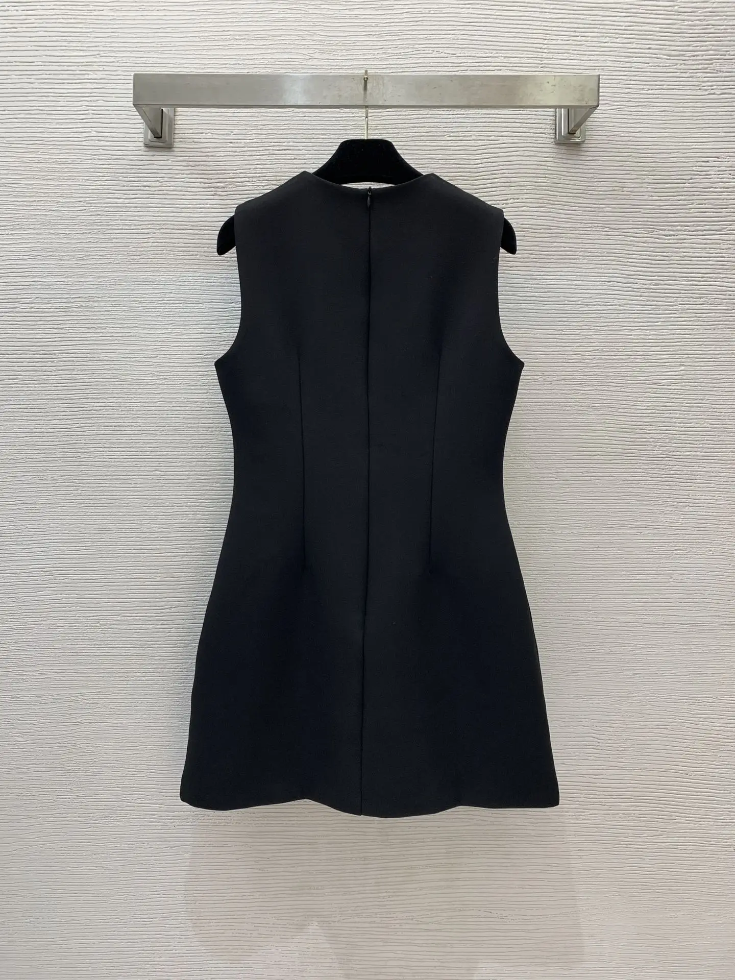 New custom gold accessories decoration simple and fashionable slim fit sleeveless vest dress
New custom gold accessories decoration simple and fashionable slim fit sleeveless vest dress