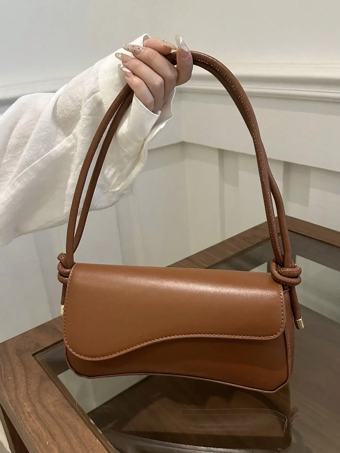 Fashionable And Minimalist Bag Features An Asymmetric Flap Design And Adjustable Shoulder Strap, Suitable For Shopping, Carrying Wallets, And Especially Suitable For Young Women, College Students, Young Professionals, And Office Workers.
Fashionable And Minimalist Bag Features An Asymmetric Flap Design And Adjustable Shoulder Strap, Suitable For Shopping, Carrying Wallets, And Especially Suitable For Young Women, College Students, Young Professionals, And Office Workers.