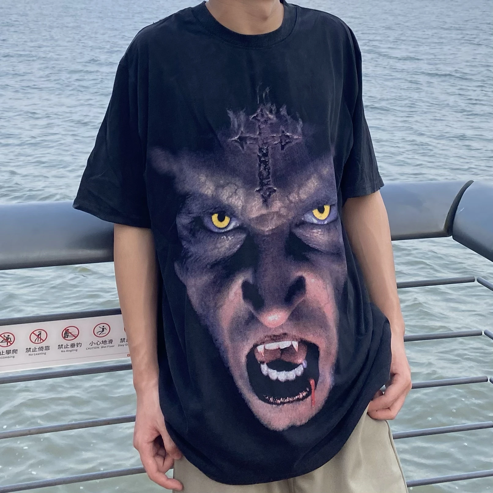 VTG Vampire Short Sleeve High Street Loose Vintage Trend Dark Wind Wash Do Old White Ink Direct Injection Printing Male
VTG Vampire Short Sleeve High Street Loose Vintage Trend Dark Wind Wash Do Old White Ink Direct Injection Printing Male