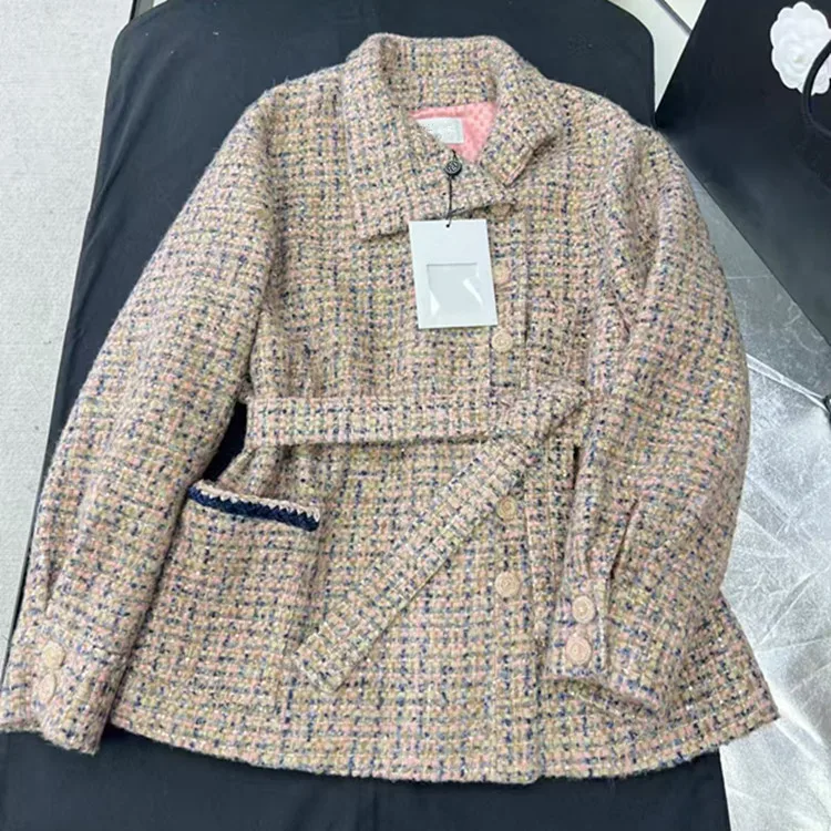 Европейская и американская женская одежда по индивидуальному заказу, новинка зимы 2025 года, однобортная мода с длинными рукавами и лацканами, твидовая куртка
Европейская и американская женская одежда по индивидуальному заказу, новинка зимы 2025 года, однобортная мода с длинными рукавами и лацканами, твидовая куртка