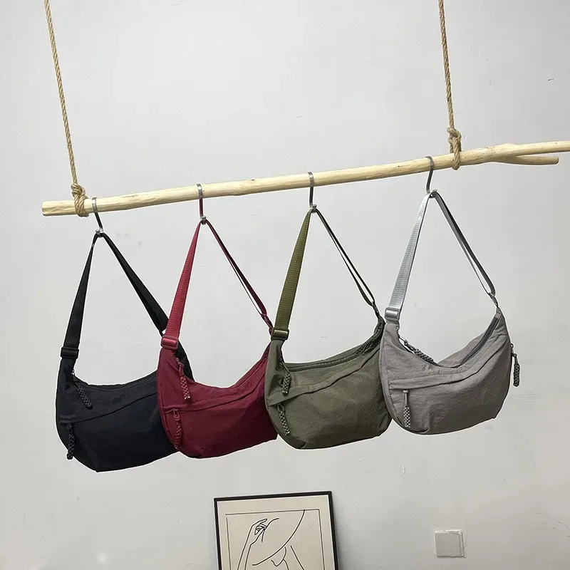 Solid color trendy shoulder bag, personalized multifunctional canvas bag, daily minimalist dumpling bag
Solid color trendy shoulder bag, personalized multifunctional canvas bag, daily minimalist dumpling bag