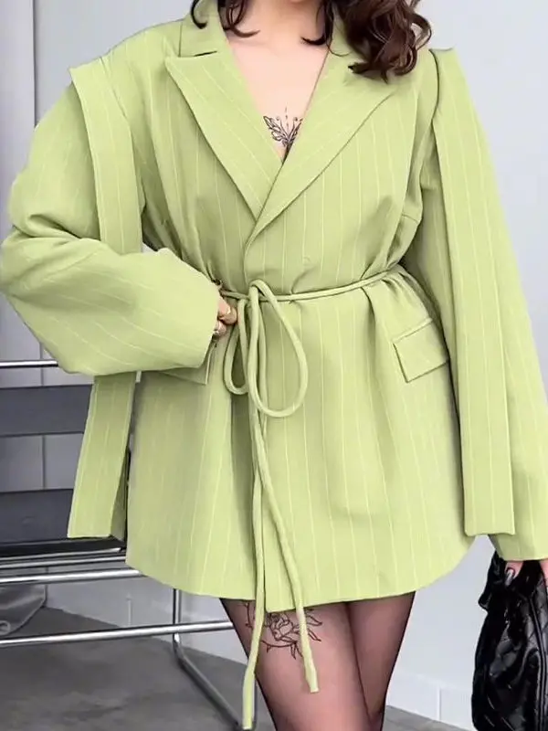 Slimfit Short Waist Cinched Suit Coat for Women Large Collar Loose Fit Polyester Fiber Commute Style Long Sleeve Striped Jacket
Slimfit Short Waist Cinched Suit Coat for Women Large Collar Loose Fit Polyester Fiber Commute Style Long Sleeve Striped Jacket