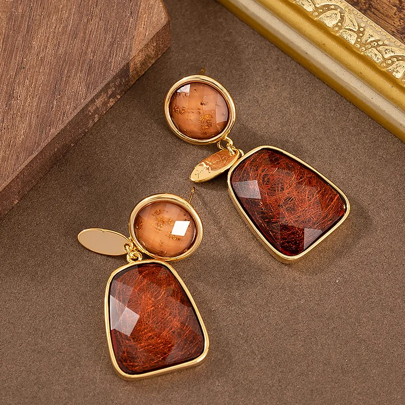 Elegant and elegant Maillard style trapezoidal resin drop earrings for women, light luxury and high-end commuting earrings
Elegant and elegant Maillard style trapezoidal resin drop earrings for women, light luxury and high-end commuting earrings
