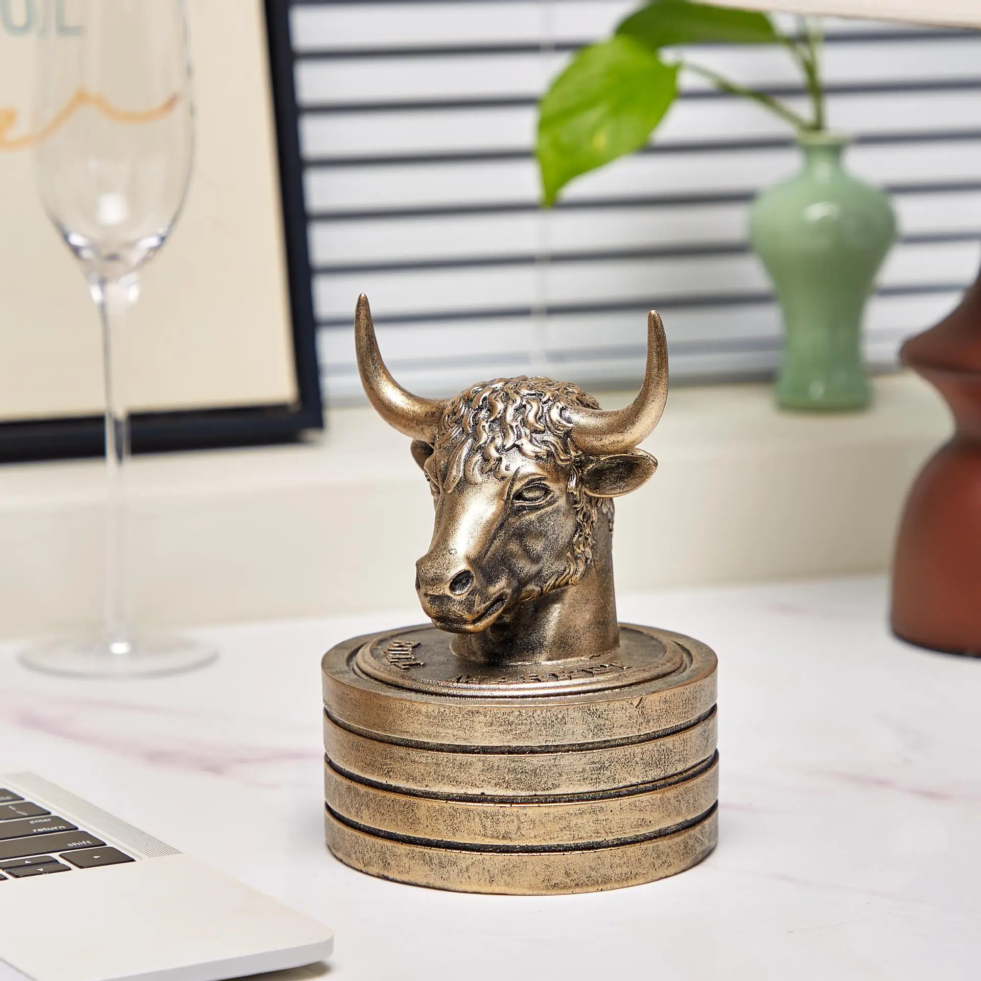 Personalized Ox-head Resin Ashtray. Home Desk Decorative Item. Office Ashtray Storage Box As A Craft Gift
Personalized Ox-head Resin Ashtray. Home Desk Decorative Item. Office Ashtray Storage Box As A Craft Gift