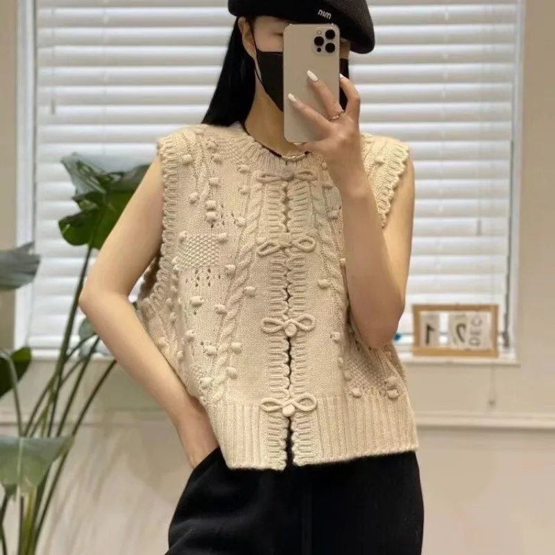 New Chinese Knitted Sleeveless Vest for Women Sweet Design Outerwear Trend Waistcoat Sweaters Cropped Cardigan Tops Soft Vests
New Chinese Knitted Sleeveless Vest for Women Sweet Design Outerwear Trend Waistcoat Sweaters Cropped Cardigan Tops Soft Vests