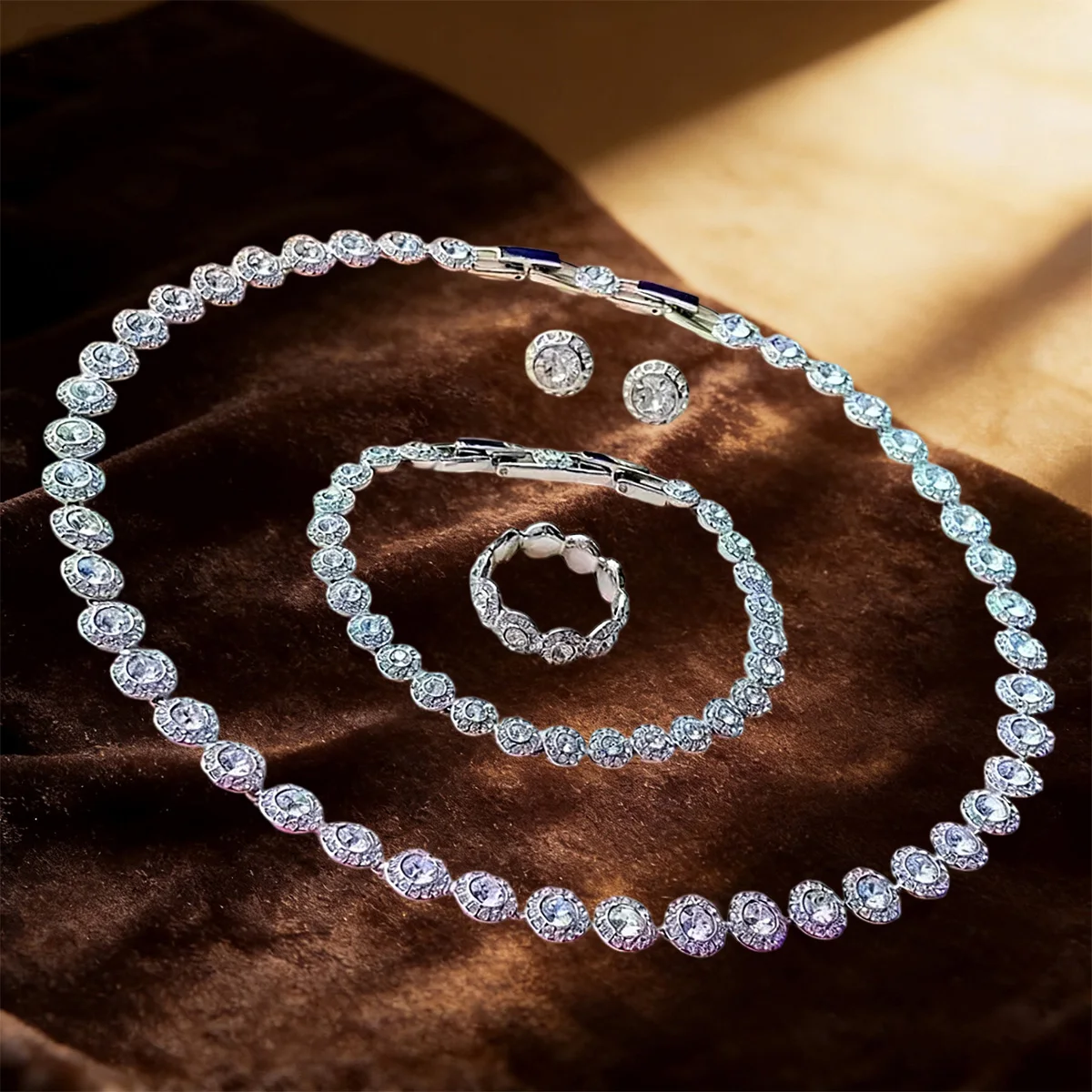 Классический трендовый комплект украшений с бриллиантами и круглыми кристаллами: серьги, браслет, ожерелье. Универсальный подарок для повседневной носки, вечеринок, работы и праздников.
Классический трендовый комплект украшений с бриллиантами и круглыми кристаллами: серьги, браслет, ожерелье. Универсальный подарок для повседневной носки, вечеринок, работы и праздников.