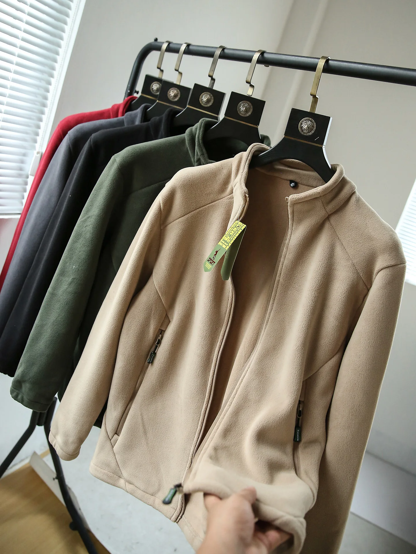 Утепленная двусторонняя флисовая куртка на молнии для мужчин, легкая, теплая, с воротником-стойкой, на флисовой подкладке, для пар, повседневная верхняя одежда
Утепленная двусторонняя флисовая куртка на молнии для мужчин, легкая, теплая, с воротником-стойкой, на флисовой подкладке, для пар, повседневная верхняя одежда