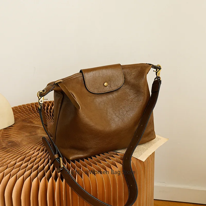 Новинка 2025 года, сумки через плечо в стиле ретро, повседневная однотонная женская сумка из натуральной кожи из мягкой яловой кожи большой вместимости
Новинка 2025 года, сумки через плечо в стиле ретро, повседневная однотонная женская сумка из натуральной кожи из мягкой яловой кожи большой вместимости